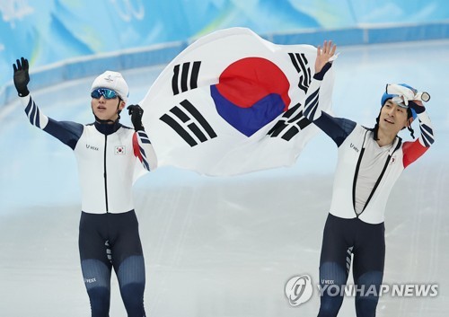 (2ª AMPLIACIÓN) Chung Jae-won y Lee Seung-hoon ganan la plata y el bronce en la salida en grupo masculina de patinaje de velocidad
