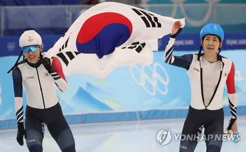 メダル獲得を喜ぶ鄭（左）と李＝１９日、北京（聯合ニュース）