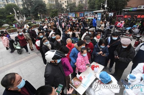 중국 우한에 재등장한 코로나19 검사 대기 행렬