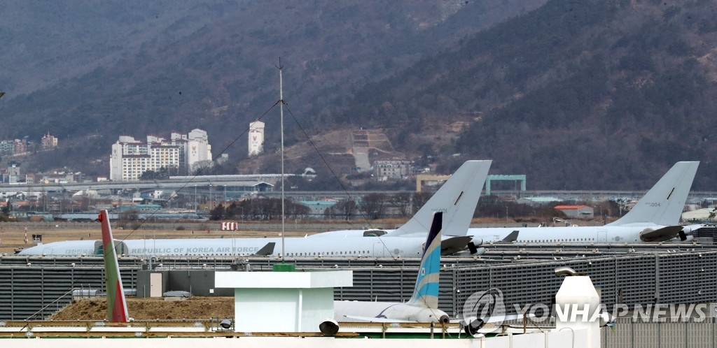 韓国国防部はウクライナでの有事の際、現地に滞在する国民の移送を支援するため、軍の輸送機などを投入できるよう準備態勢を維持する方針だ。金海空港にある空軍の空中給油機ＫＣ３３０＝２３日、釜山（聯合ニュース）