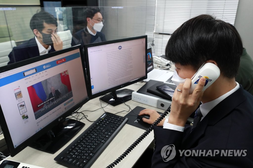 Government officials provide counseling services to South Korean exporters inquiring about details of international sanctions against Russia on Feb. 24, 2022. (Yonhap)