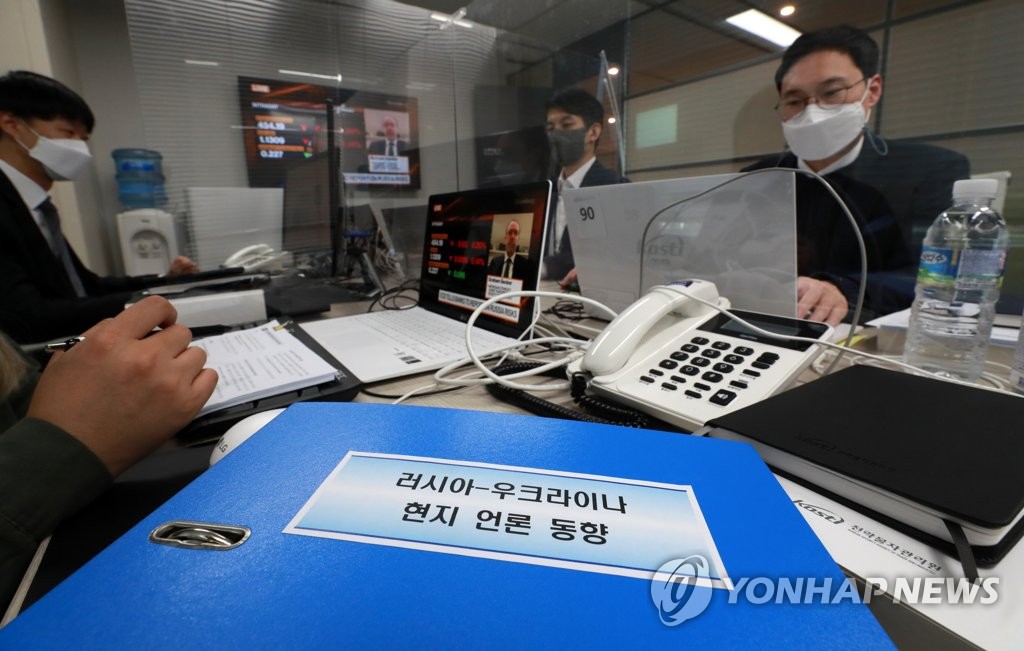 Government officials provide counseling services to South Korean exporters inquiring about details of international sanctions against Russia on Feb. 24, 2022. (Yonhap)