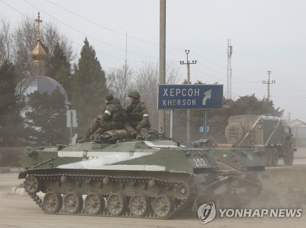 우크라 접경 크림반도서 이동하는 러시아군 장갑차