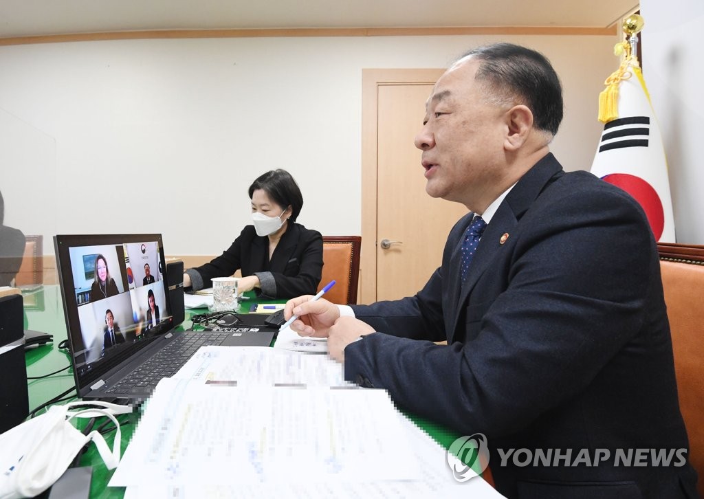 This photo, provided by the Ministry of Economy and Finance on Feb. 25, 2022, shows Finance Minister Hong Nam-ki holding a video conference with Anne Van Praagh, director of global strategy and research at credit appraiser Moody's Investors Service, over the South Korean economic situation. (PHOTO NOT FOR SALE) (Yonhap)