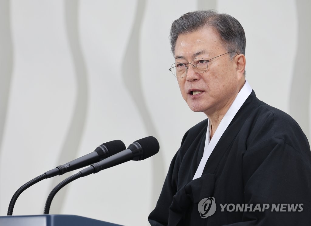 President Moon Jae-in delivers a speech marking Korea's 1919 nationwide uprising against Japan's 1910-45 colonial rule on March 1, 2022. (Yonhap) 