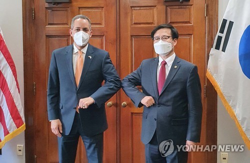 対ロシア輸出規制に関する協議のため訪米した韓国産業通商資源部の呂翰九（ヨ・ハング）通商交渉本部長（右）が３日（現地時間）、グレイブス米商務副長官と会談した。会談前に記念撮影する両氏（産業通商資源部提供）＝（聯合ニュース）≪転載・転用禁止≫