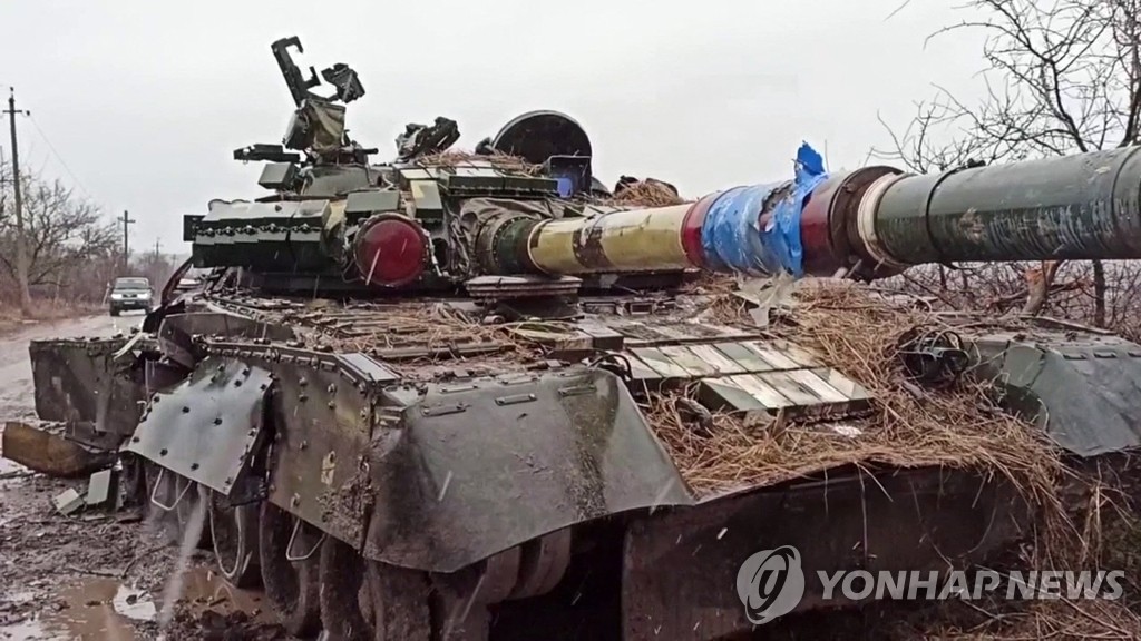 러시아군 공격에 파괴된 우크라이나군 탱크