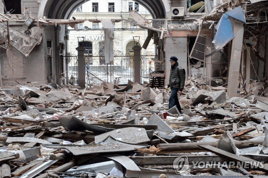 러군 무차별 폭격에 박살 난 우크라 하르키우 건물