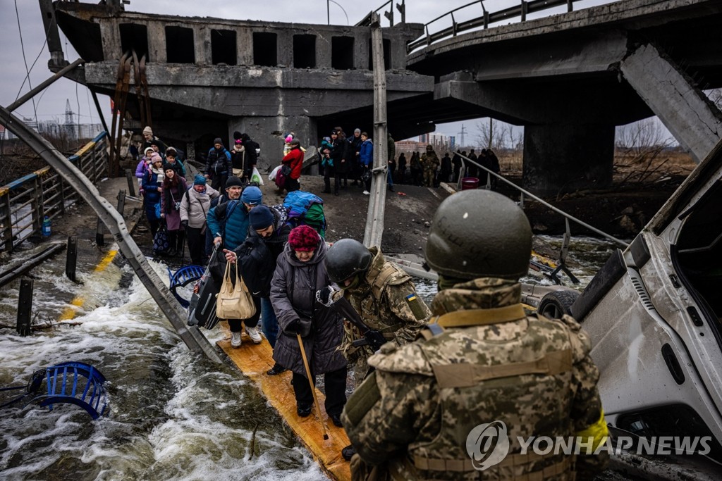 '필사의 탈출'…폭파된 다리 건너는 우크라 이르핀 주민들