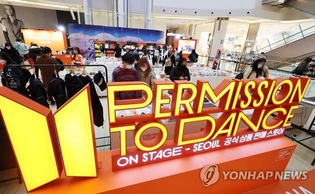 Les fans de BTS font la queue pour acheter la marchandise officielle du groupe sur un stand installé au grand magasin Lotte à Jamsil, dans le sud-est de Séoul, le jeudi 10 mars 2022. 