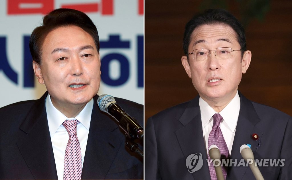 La foto compuesta muestra al presidente surcoreano, Yoon Suk-yeol (izda.), y el primer ministro japonés, Fumio Kishida.