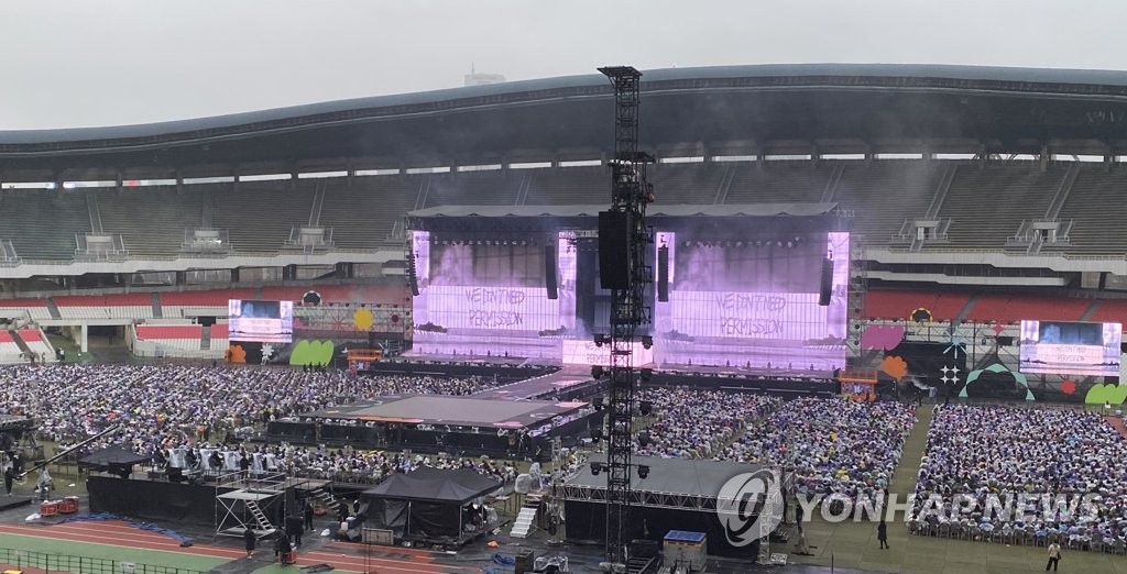 Fans watch a BTS concert at Seoul Olympic Stadium on March 13, 2022, in this photo provided by a reader. (PHOTO NOT FOR SALE) (Yonhap)