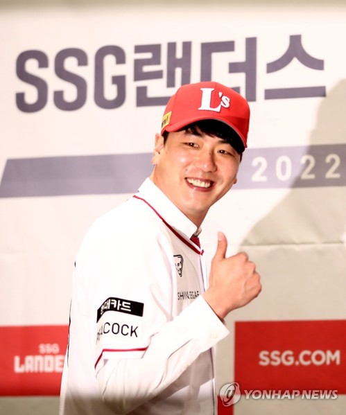 Ex-big leaguer Kim Hyun-soo formally introduced by new Korean club