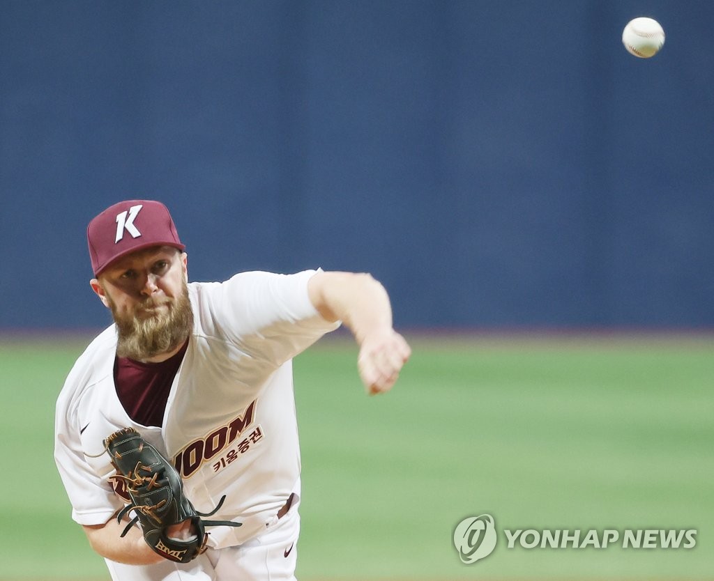 Eric Jokisch of the Kiwoom Heroes pitches against the SSG Landers during a Korea Baseball Organization preseason game at Gocheok Sky Dome in Seoul on March 17, 2022. (Yonhap)