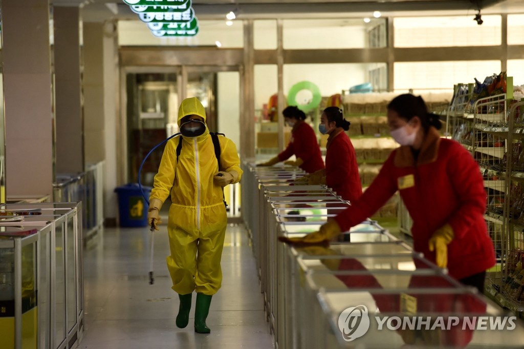 '평양 아동 백화점'서 코로나19 방역작업 하는 직원들