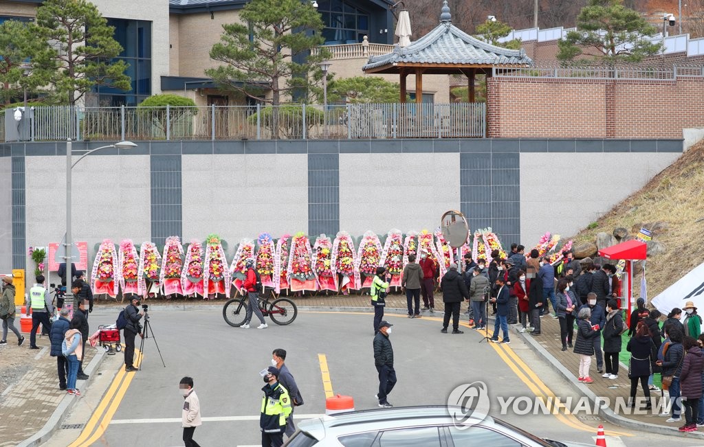 박근혜 전 대통령 사저 구경하는 시민들