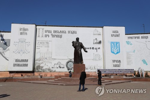 루마니아 측 국경검문소 인근의 난민 구호단체들