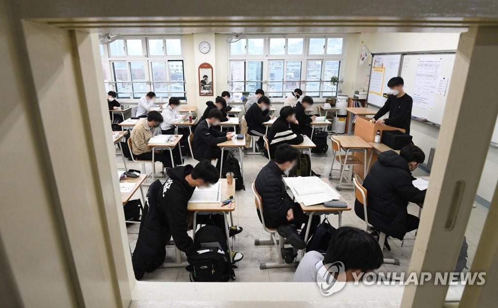 전국연합학력평가 치르는 용산고 학생들