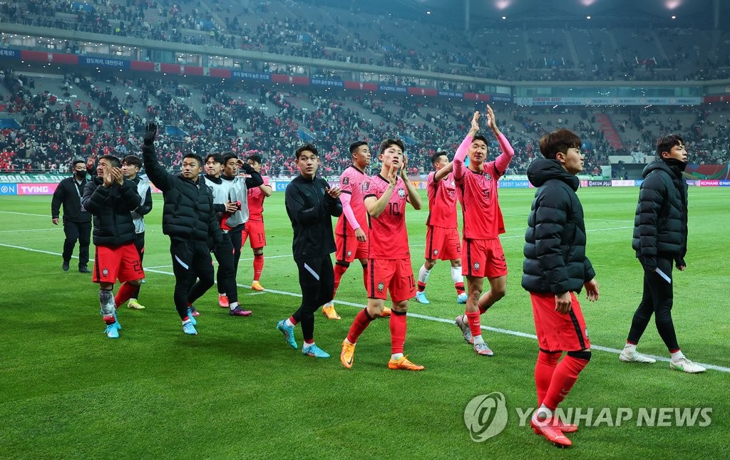 South Korean players and coaches greet fans at Seoul World Cup Stadium in Seoul on March 24, 2022, after defeating Iran 2-0 in the teams' Group A match in the final Asian qualifying round for the 2022 FIFA World Cup. (Yonhap)