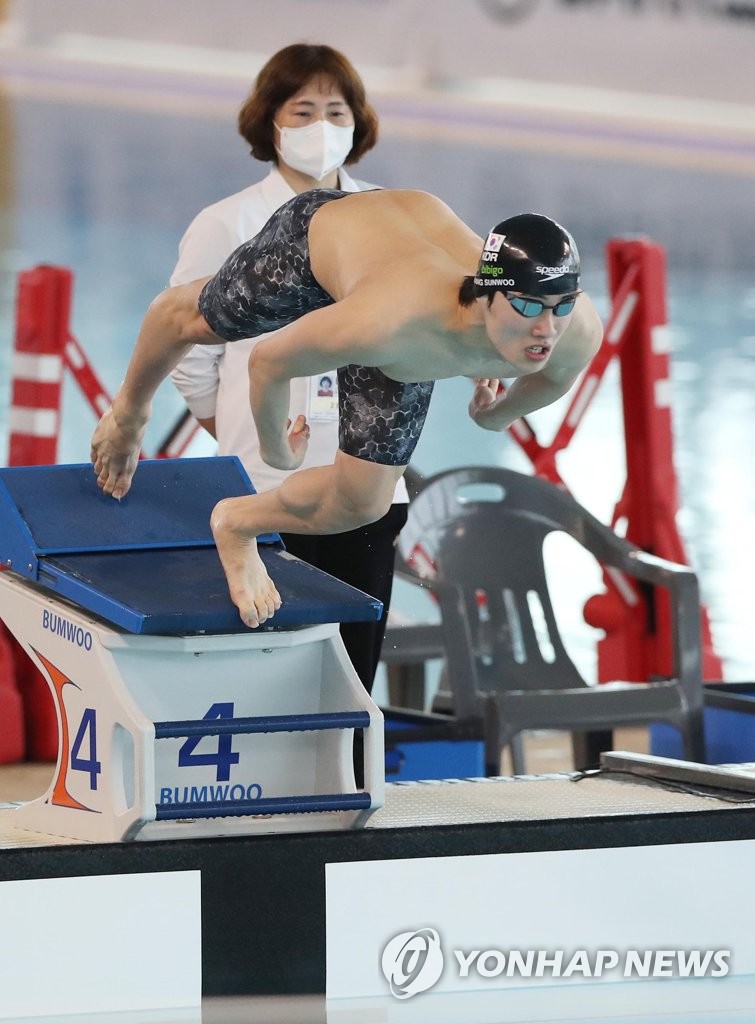 In this file photo from March 28, 2022, Hwang Sun-woo of South Korea takes a start in the men's 50m freestyle final at the KB Financial Group Korea Swimming Championship at Gimcheon Indoor Swimming Pool in Gimcheon, some 230 kilometers southeast of Seoul. (Yonhap)