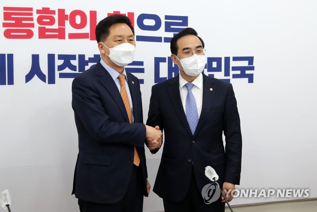 더불어민주당 박홍근 원내대표(오른쪽)와 국민의힘 김기현 원내대표(왼쪽)