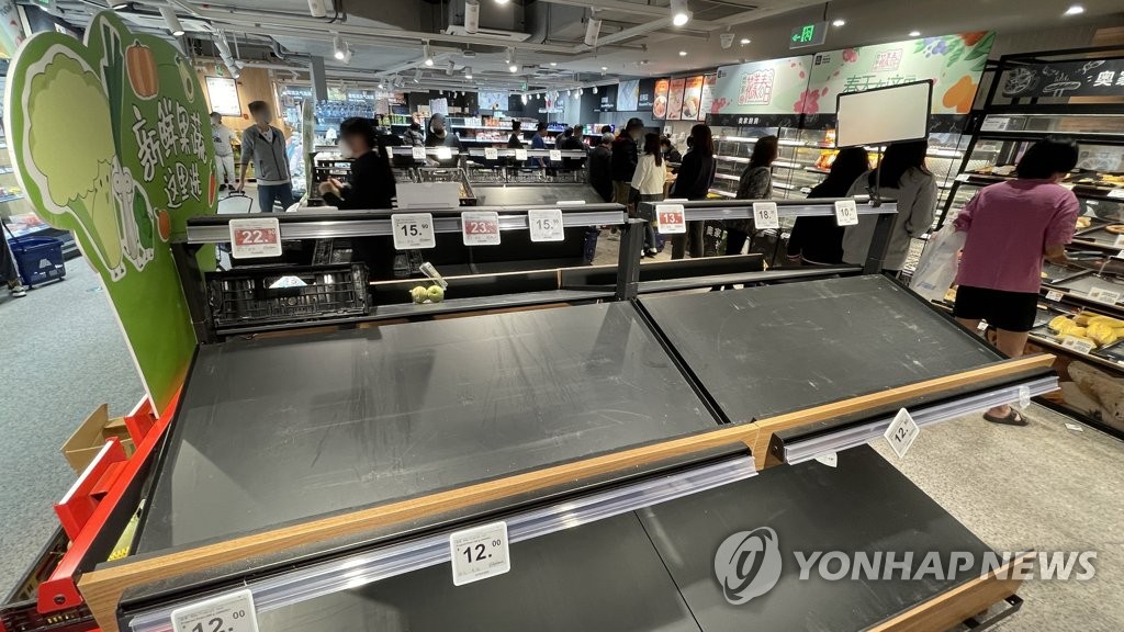'코로나 순환봉쇄' 상하이 슈퍼마켓의 텅 빈 매대
