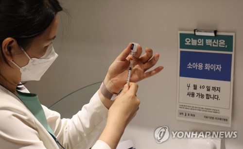 소아용 백신 준비하는 의료진