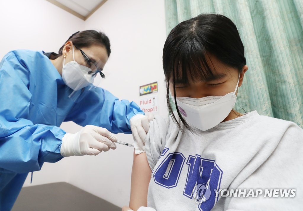 This undated file photo shows a girl receiving a flu vaccination at a children's hospital in Seoul. (Yonhap)