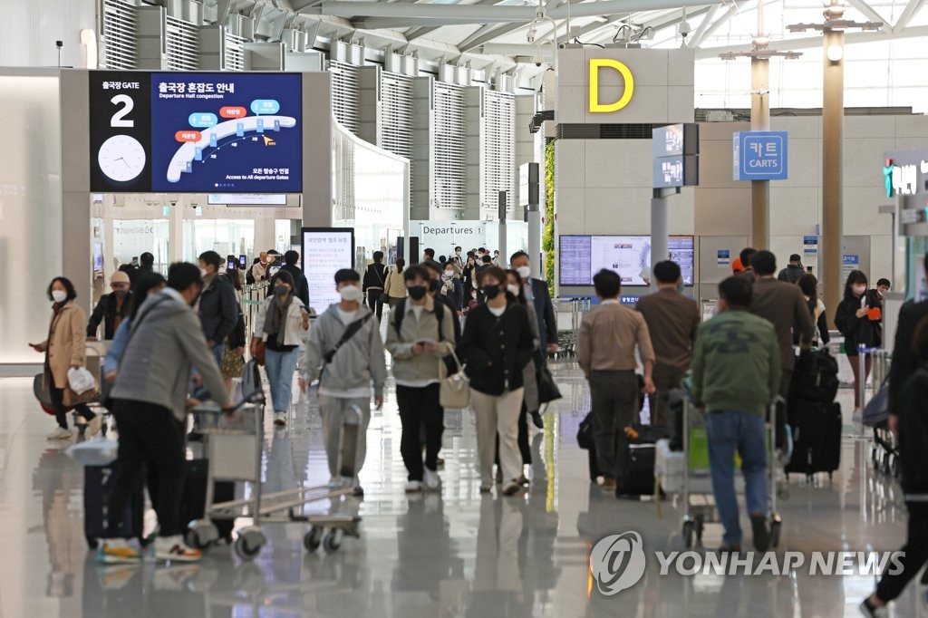 This photo taken on April 1, 2022, shows outbound travelers at Incheon International Airport in Incheon, just west of Seoul, amid eased social distancing rules. (Yonhap)