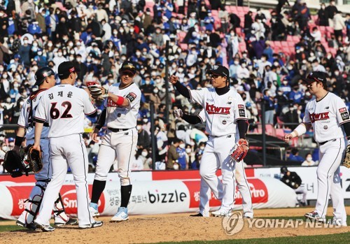 KT Wiz players celebrate their 4-1 victory over the Samsung Lions in a Korea Baseball Organization regular season game at KT Wiz Park in Suwon, 45 kilometers south of Seoul, on April 2, 2022. (Yonhap)