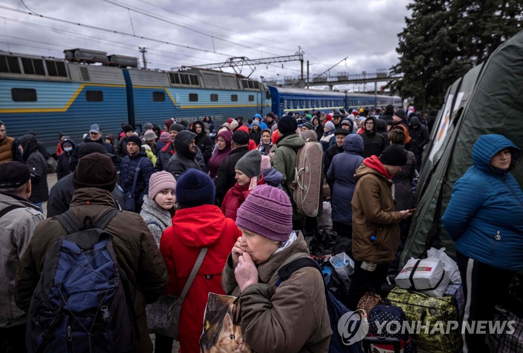 '피란 열차 놓칠라'…역으로 몰린 우크라 동부 주민