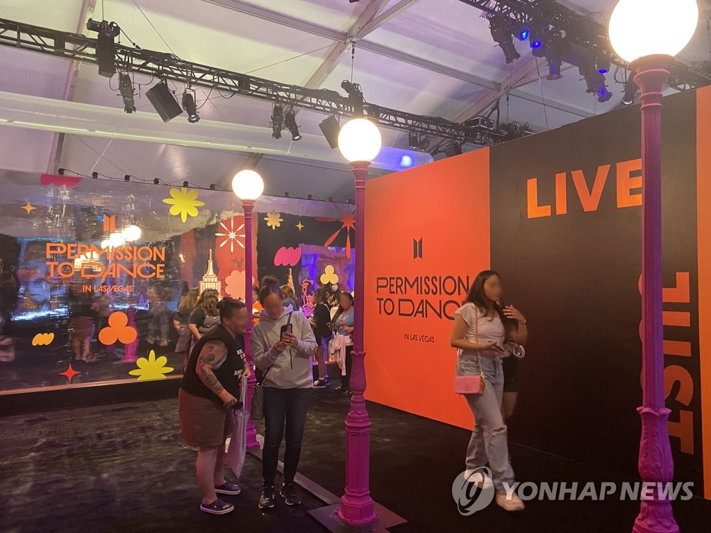 Fans of South Korean boy group BTS visit a pop-up store that opened on April 6, 2022, near Allegiant Stadium, the venue of the group's upcoming live concerts in Las Vegas, to sell official merchandise. (Yonhap)