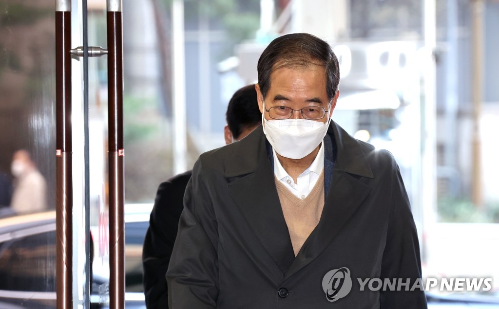 Prime Minister nominee Han Duck-soo enters his office in Seoul on April 8, 2022. (Yonhap)