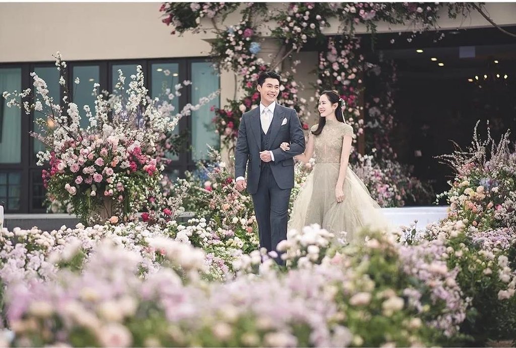 A wedding photo of Hyun Bin (L) and Son Ye-jin, provided by VAST Entertainment on April 11, 2022 (PHOTO NOT FOR SALE) (Yonhap)