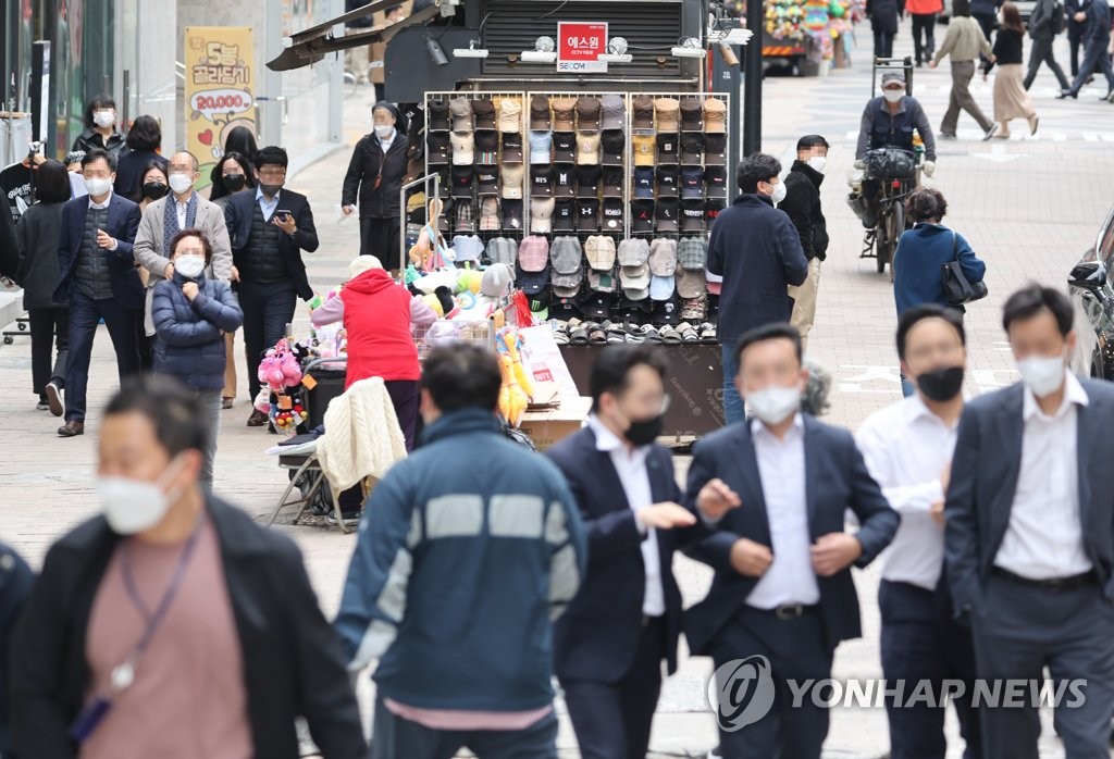 كوريا الجنوبية ستتخذ قرارا حول إلغاء إلزامية ارتداء كمامة وجه في الهواء الطلق في أوائل مايو - 3
