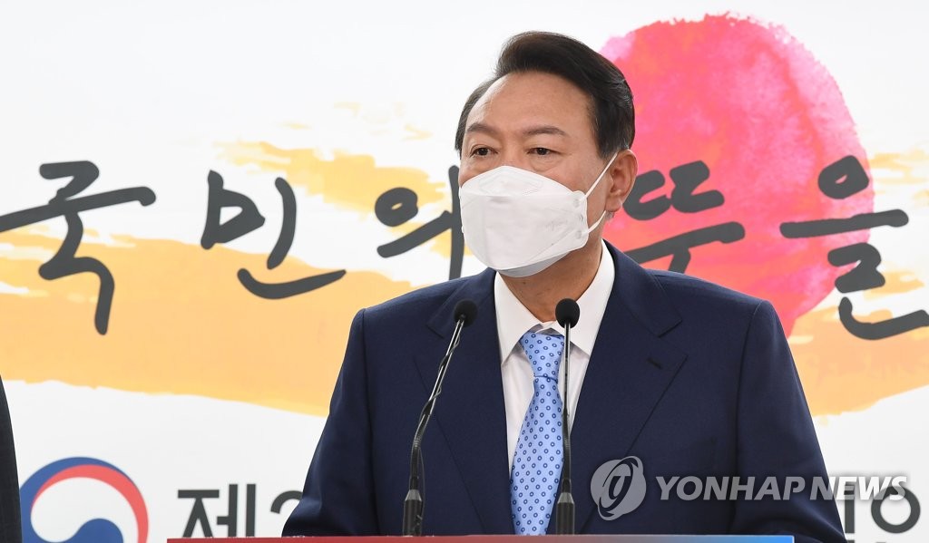 President-elect Yoon Suk-yeol answers reporters' questions after announcing his nominees for agriculture and labor ministers at the transition team's headquarters in Seoul on April 14, 2022. (Pool photo) (Yonhap)