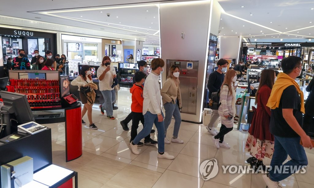 Foreign tourists browse the duty free store in Shinsegae Department Store in Seoul's central district of Myeongdong on April 15, 2022. (Yonhap) 
