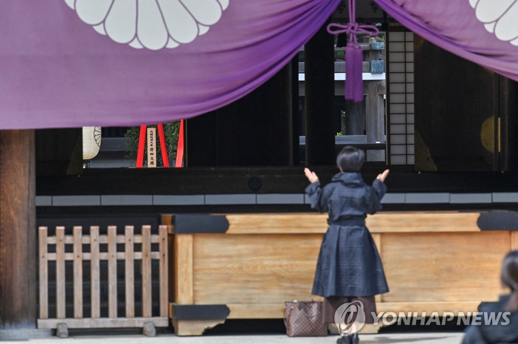 춘계 큰제사 맞춰 야스쿠니신사 참배하는 일본인