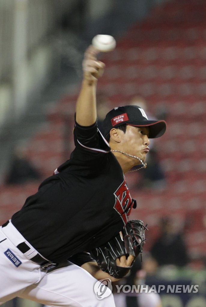 In this file photo from April 21, 2022, Ju Kwon of the KT Wiz pitches against the LG Twins during a Korea Baseball Organization regular season game at Jamsil Baseball Stadium in Seoul. (Yonhap)