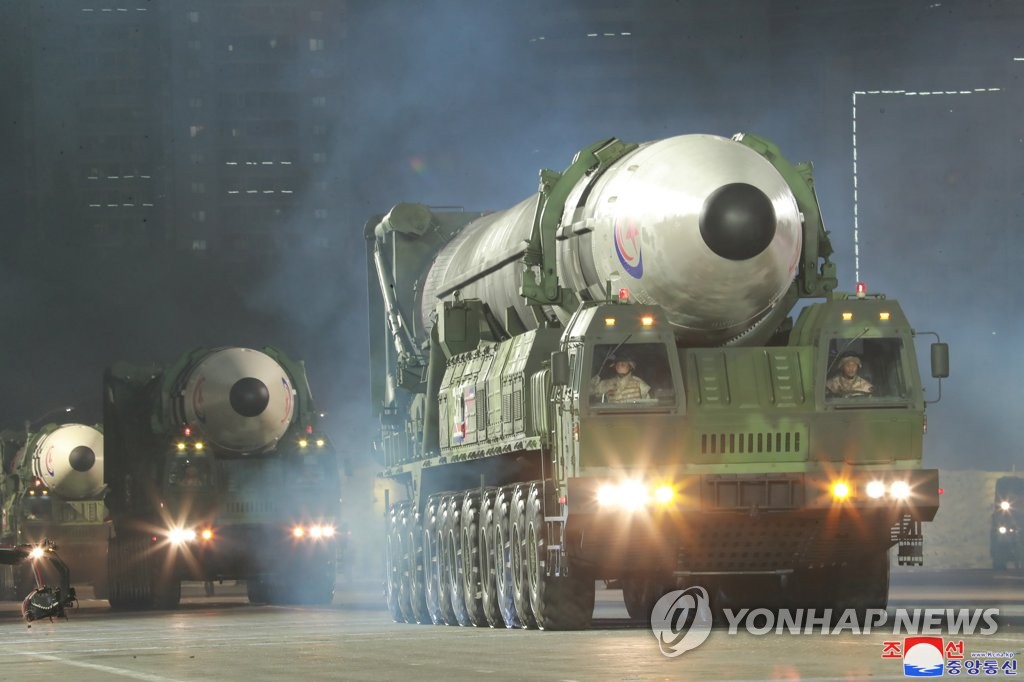 북한, 열병식에 등장한 '화성-17형'