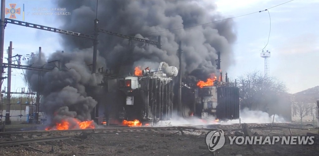 미사일 공격받고 불타는 우크라이나 기차역 변전소