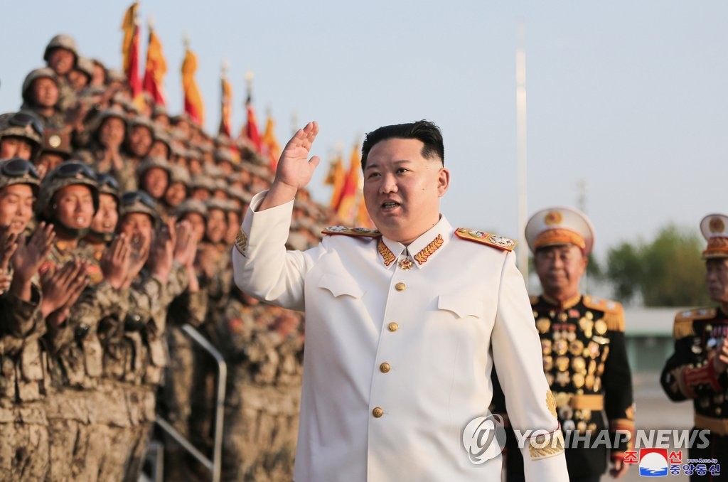 Kim Jong-un, leader nord-coréen, salue des soldats qui ont participé au grand défilé militaire à Pyongyang, à l'occasion du 90e anniversaire de la fondation de l'Armée révolutionnaire populaire coréenne (ARPC), qui s'est déroulé le soir du lundi 25 avril dernier. Kim a participé à une séance de photos avec ces soldats le mercredi 27 avril dernier, selon le rapport publié par l'Agence centrale de presse nord-coréenne (KCNA) le vendredi 29 avril 2022. (Utilisation en Corée du Sud uniquement et redistribution interdite)