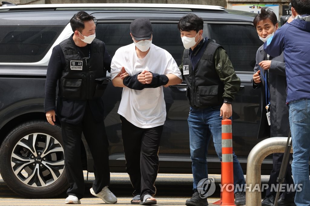 A Woori Bank employee under police investigation for allegedly embezzling more than 60 billion won arrives at the Seoul Central District Court for a hearing on April 30, 2022. (Yonhap)