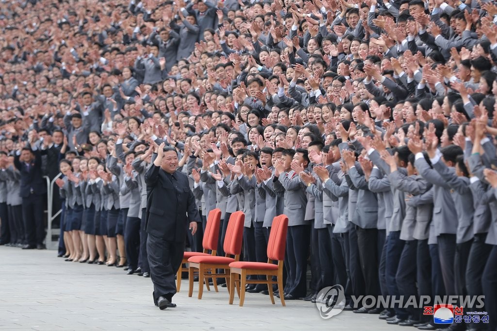 Le dirigeant nord-coréen Kim Jong-un a tenu une séance de photos hier avec des jeunes de Pyongyang qui ont participé au défilé militaire du 90e anniversaire de la fondation de l'Armée révolutionnaire populaire coréenne (ARPC) qui s'est déroulé le soir du lundi 25 avril, ont rapporté le lundi 2 mai 2022 le quotidien officiel Rodong Sinmun et l'Agence centrale de presse nord-coréenne (KCNA). (Utilisation en Corée du Sud uniquement et redistribution interdite)