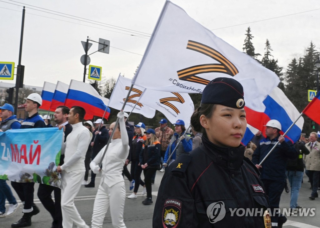'Z' 깃발 들고 노동절 행진하는 러시아인들