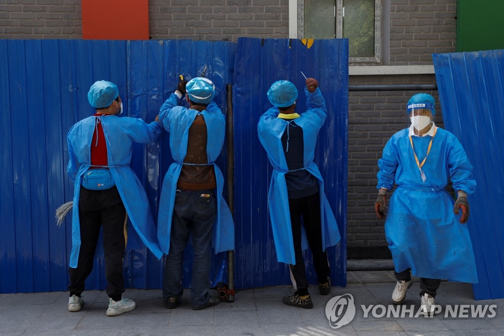 '코로나 바리케이드' 치는 베이징 방역요원들