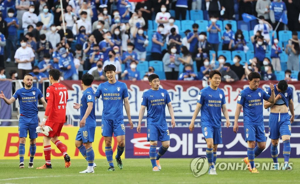 In this file photo from May 5, 2022, Suwon Samsung Bluewings' players react to their 1-0 victory over Ulsan Hyundai FC in the clubs' K League 1 match at Suwon World Cup Stadium in Suwon, 45 kilometers south of Seoul. (Yonhap)