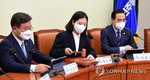 의사봉 두드리는 박지현 공동비상대책위원장