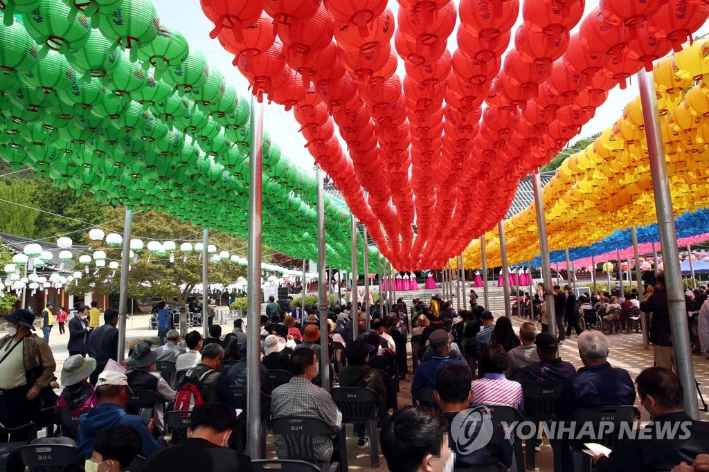 (김제=연합뉴스) 나보배 기자 = 불기 2566년 부처님오신날인 작년 5월 8일 전북 김제시 금산사가 신도들로 북적인 모습. [연합뉴스 자료사진]