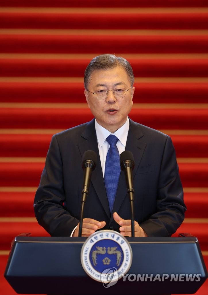 Outgoing President Moon Jae-in delivers a farewell speech to the public at the presidential office Cheong Wa Dae in Seoul on May 9, 2022, as his single five-year term is set to end the same day. (Yonhap)